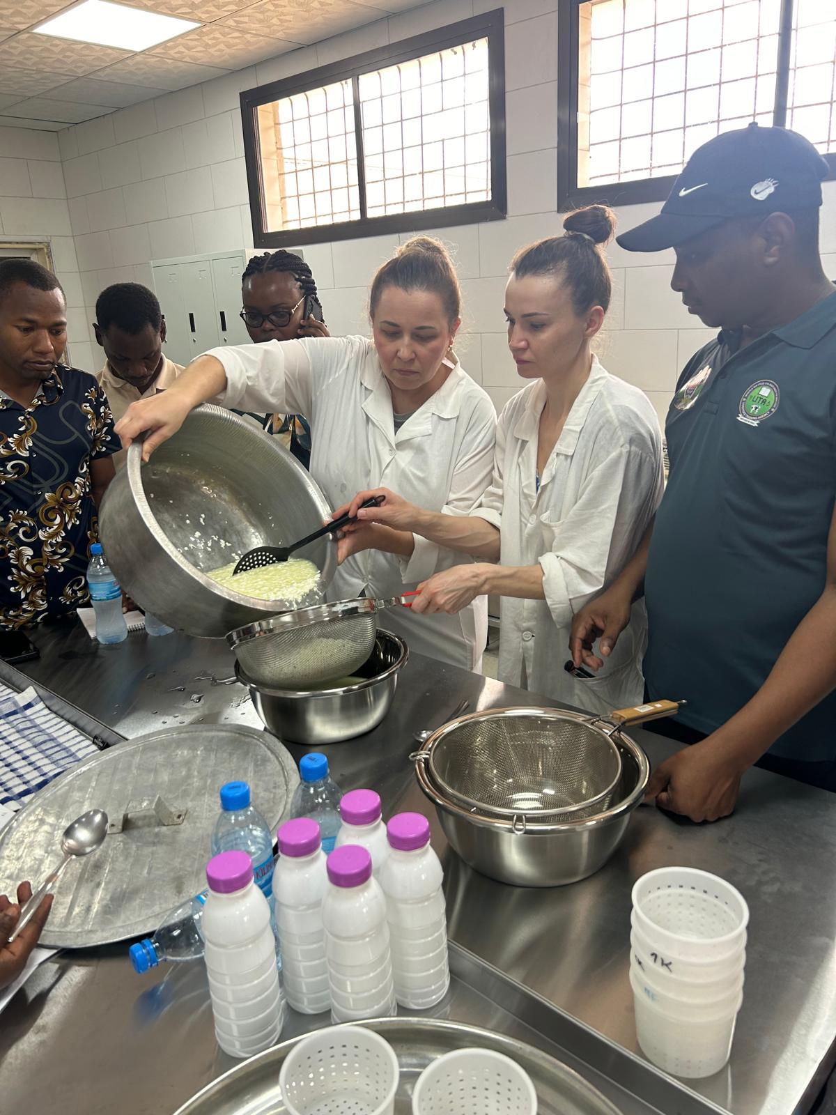 Warsztaty z zakresu technologii mleka prowadzone przez ekspertki SGGW w Tengeru w Tanzanii.