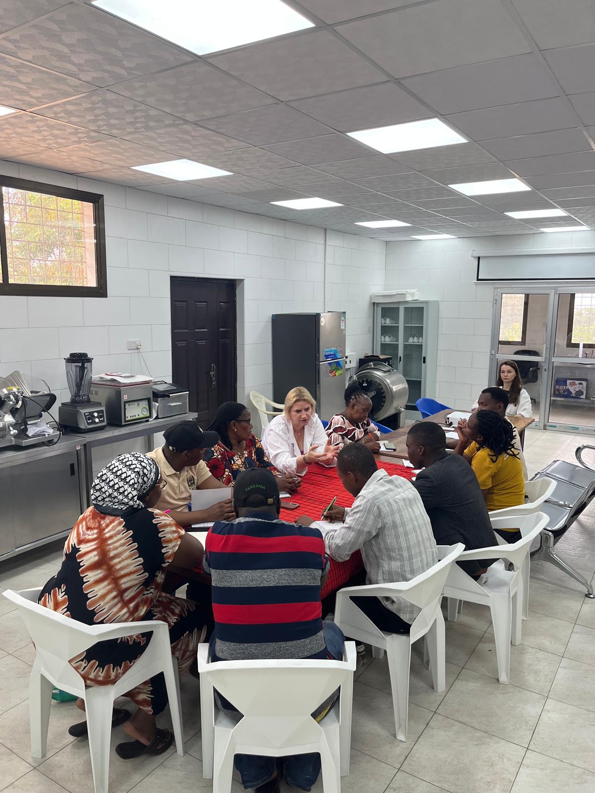 Uczestnicy warsztatów w ośrodku LITA w Tengeru pracujący z produktami mlecznymi.