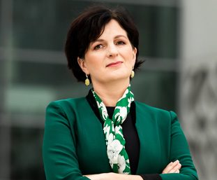 Zdjęcie dr hab. Agnieszki Dardzińskiej-Głębockiej, prof. Politechniki Białostockiej, pozyskane z Bazy Wiedzy Politechniki Białostockiej; zdjęcie portretowe użyte w kontekście ogłoszenia o dyskusji dotyczącej Strategii Rozwoju Szkolnictwa Wyższego do 2035 roku.